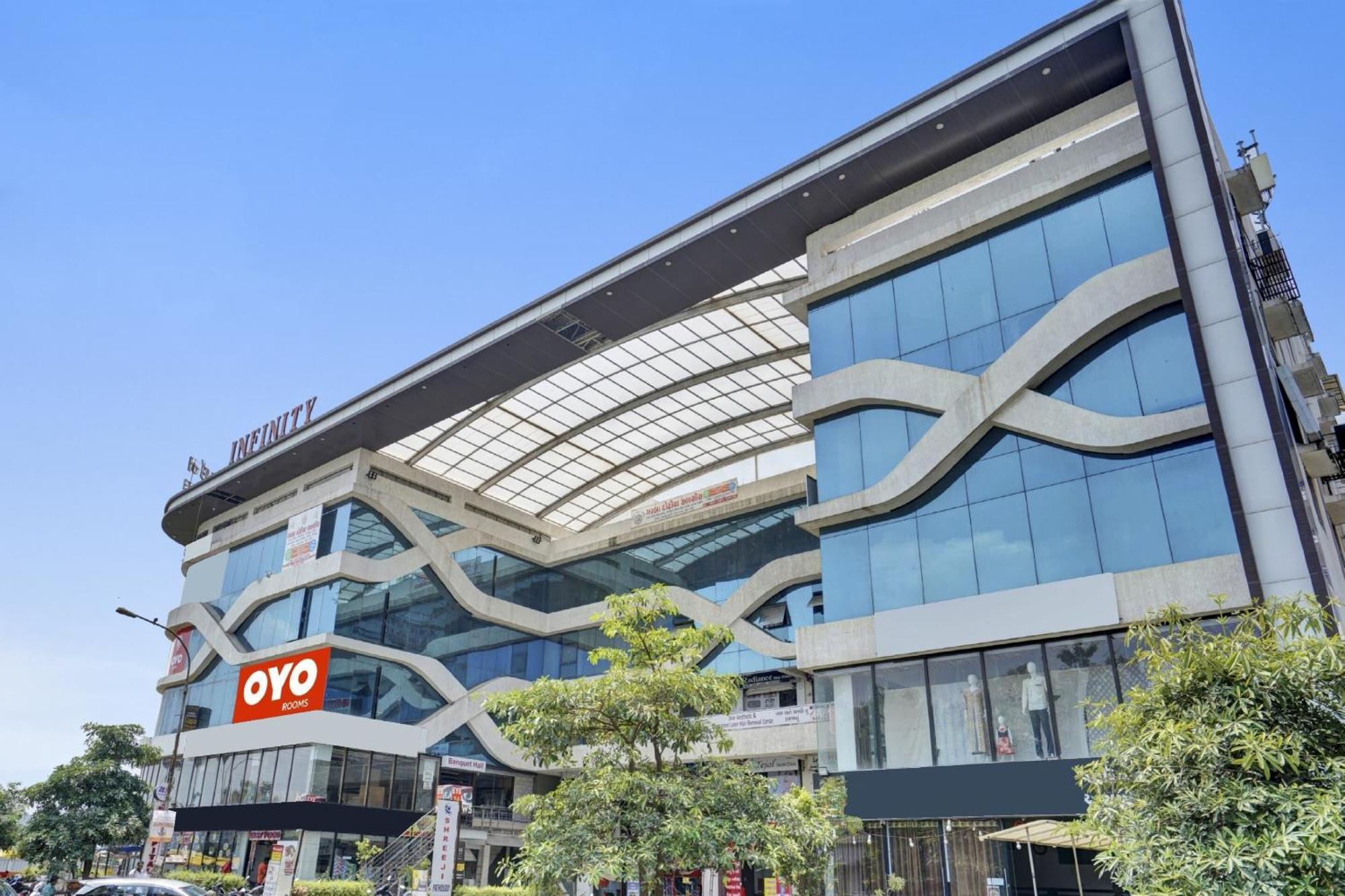 Hotel O Infinity Surat Exterior foto
