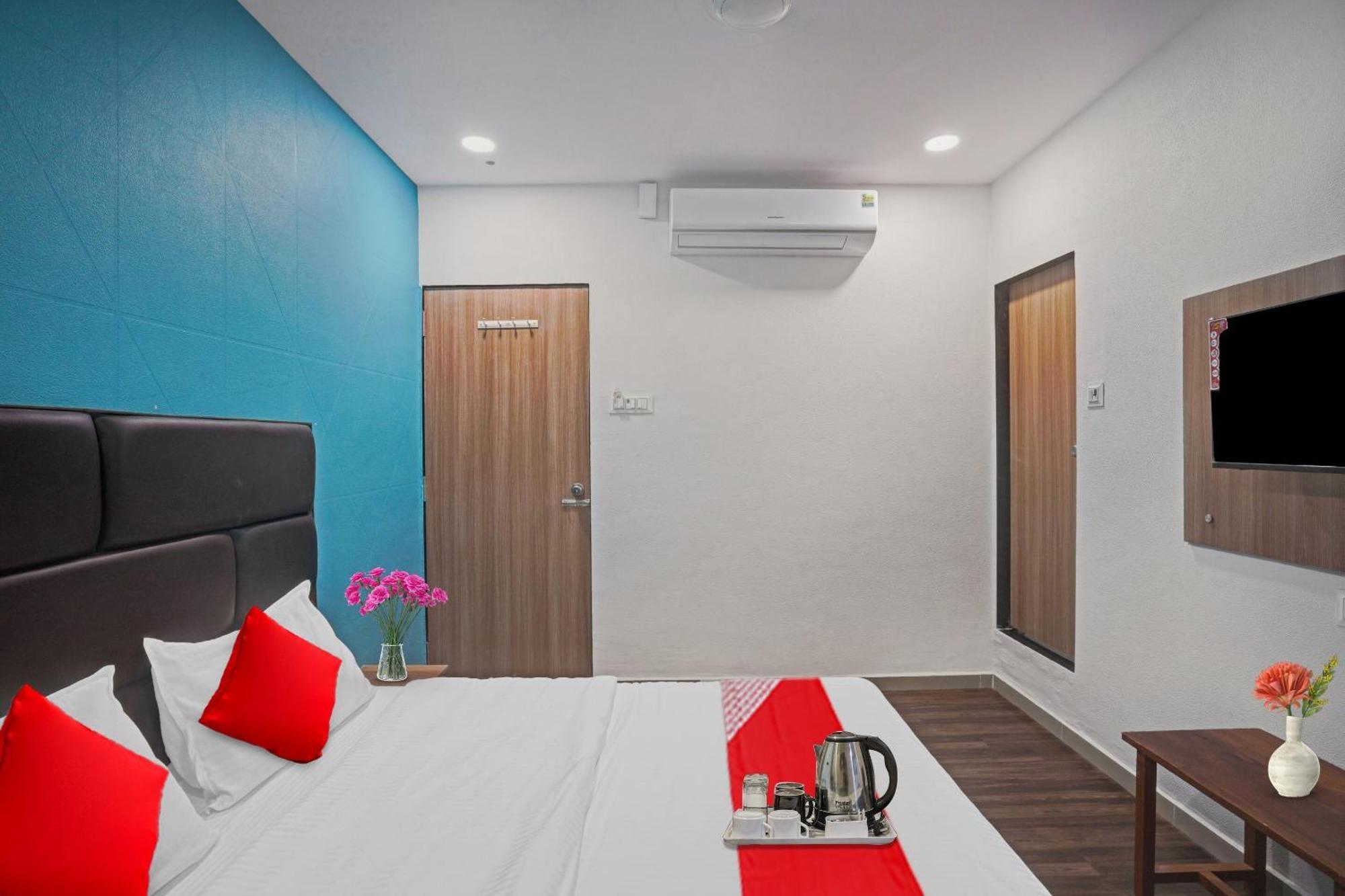 Hotel O Infinity Surat Exterior foto